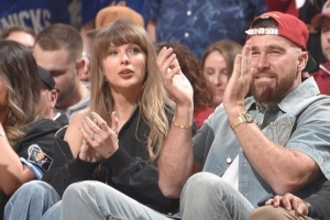 夺笋呐！美记晒图调侃：骑士获得了2026季后赛霉霉现场观战大奖